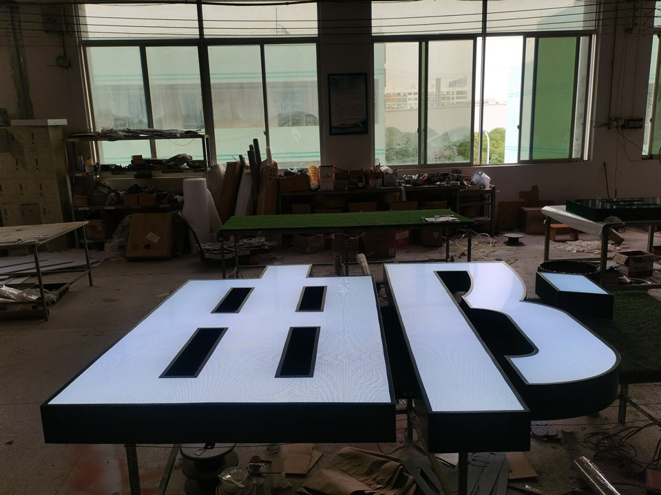 個性化的標(biāo)識標(biāo)牌系統(tǒng)設(shè)計是怎么樣的？--【巨匠標(biāo)識，標(biāo)識制作廠家】