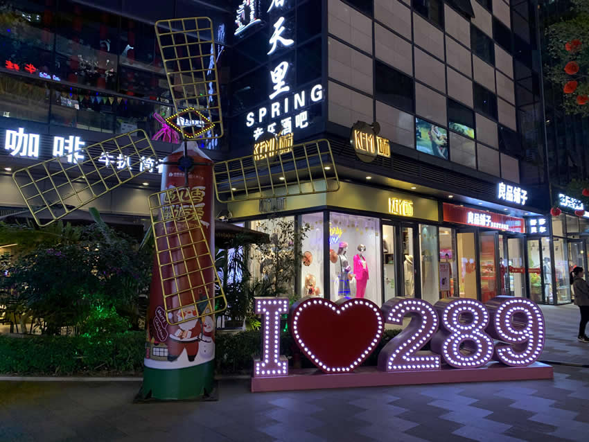 商場戶外廣告牌制作價格是多少？--【巨匠標識，標識制作廠家】